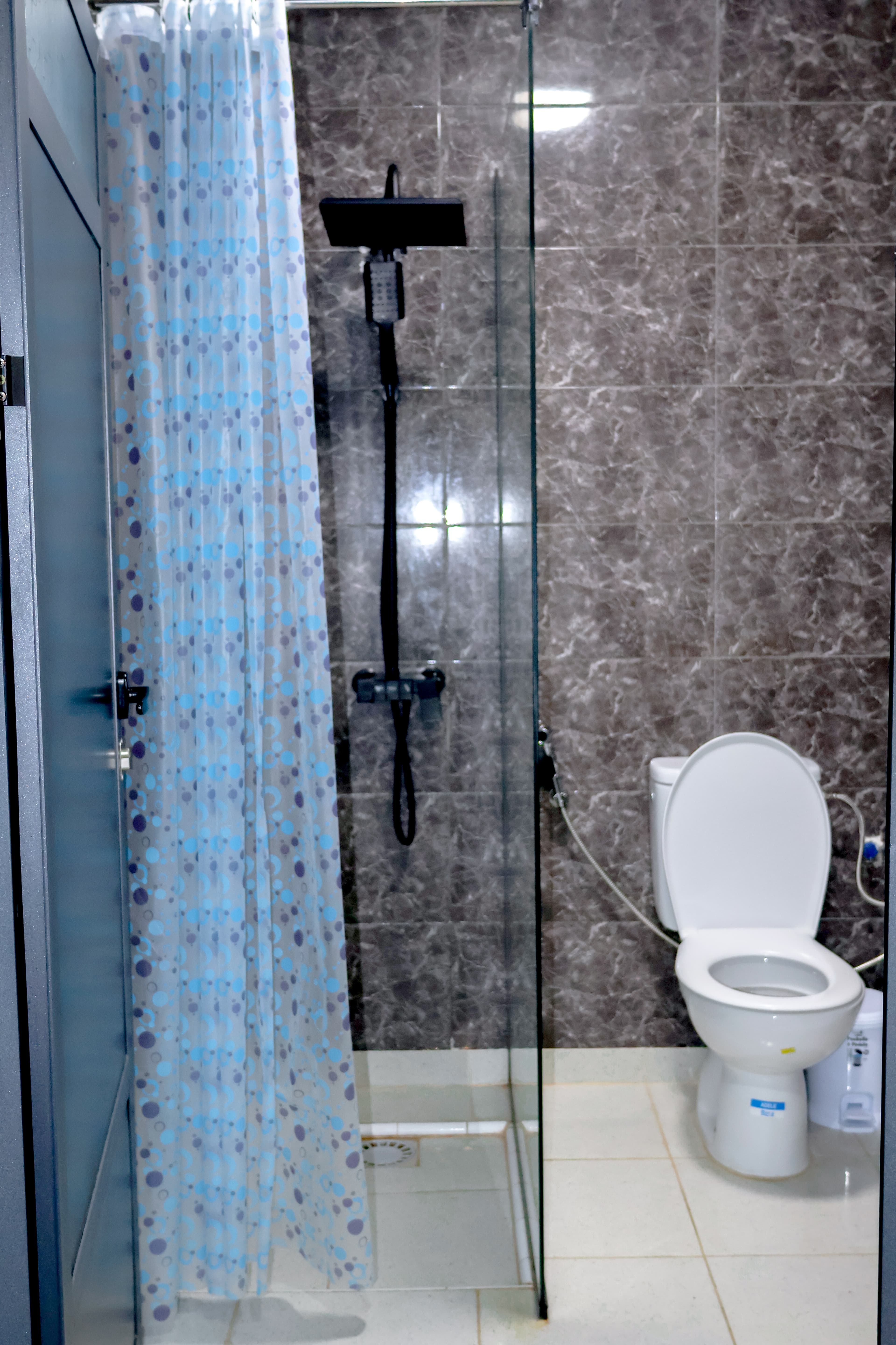 Appartement 1 — salle de bain avec douche