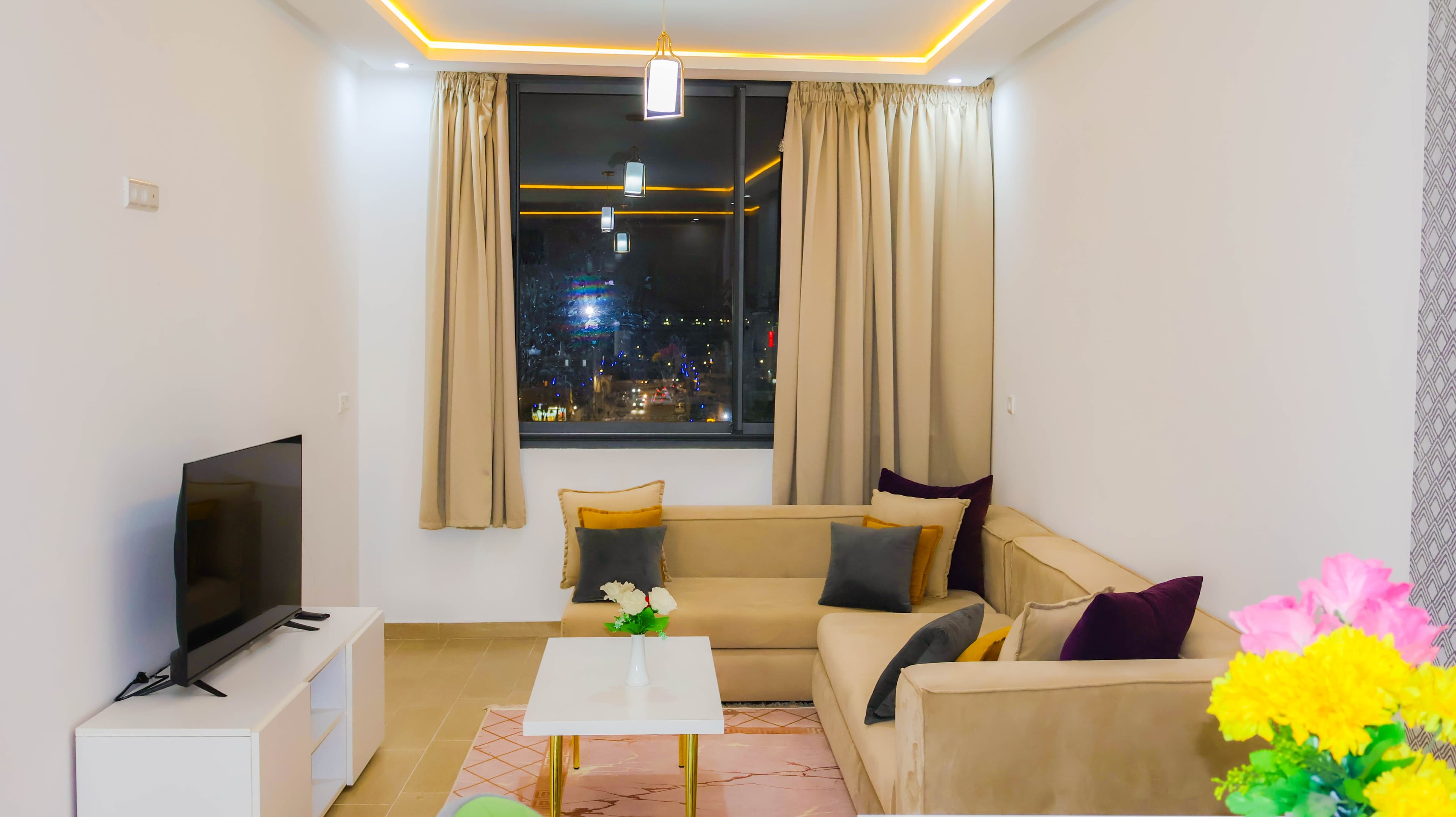 Appartement 2 — salon avec canapé et vue nocturne