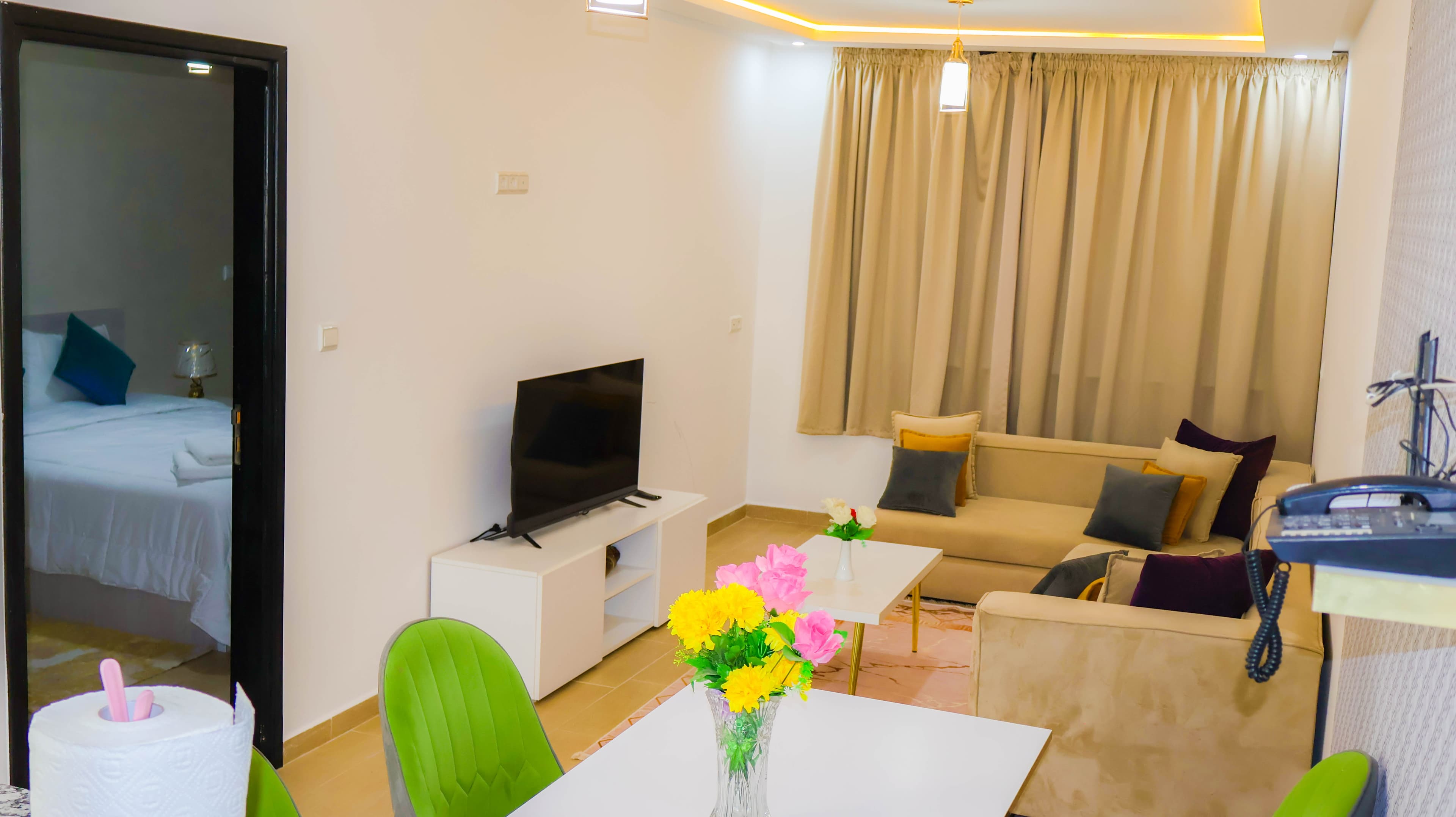 Appartement 2 — vue d'ensemble salon et salle à manger