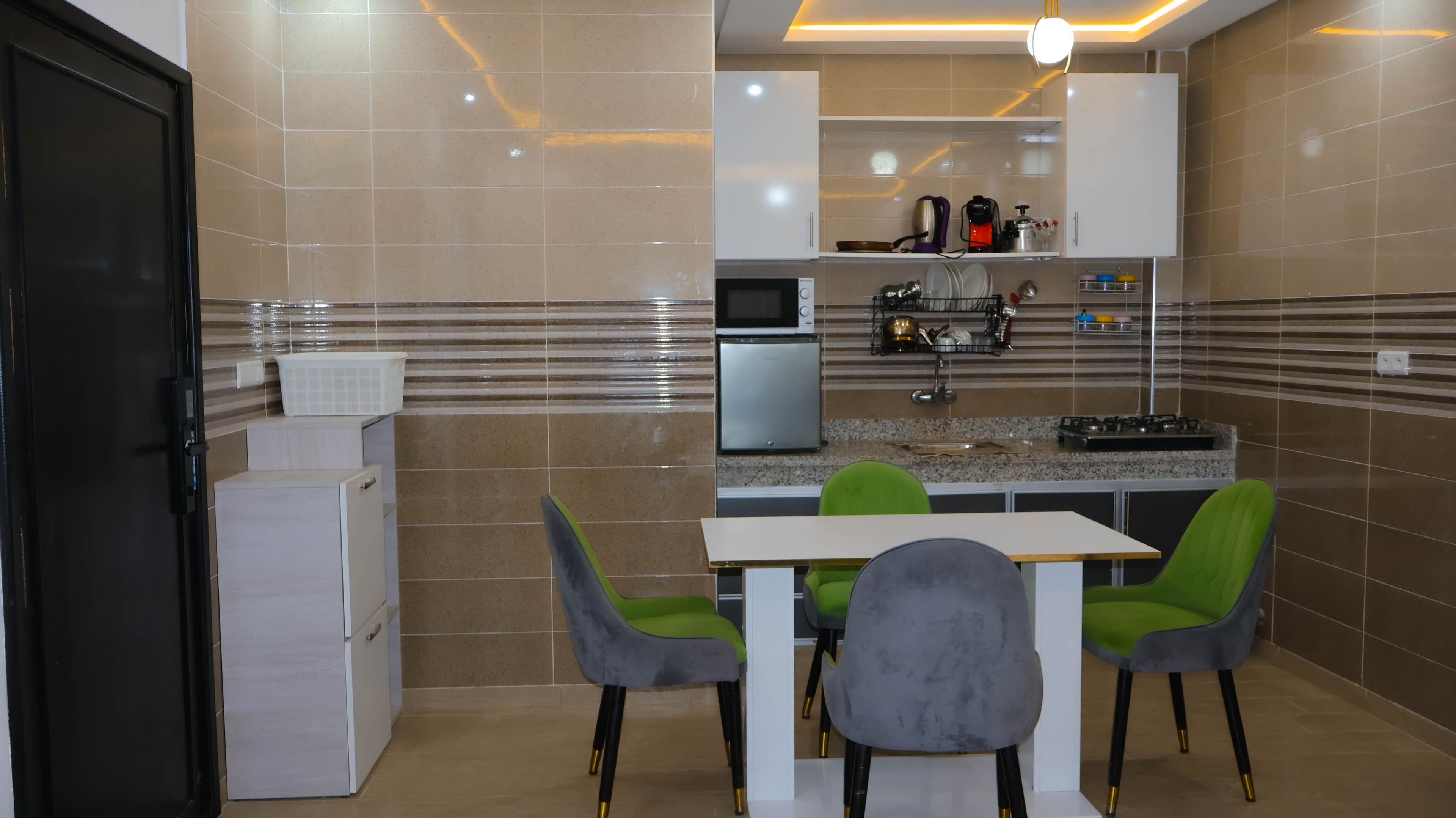 Appartement 3 — cuisine et salle à manger équipées