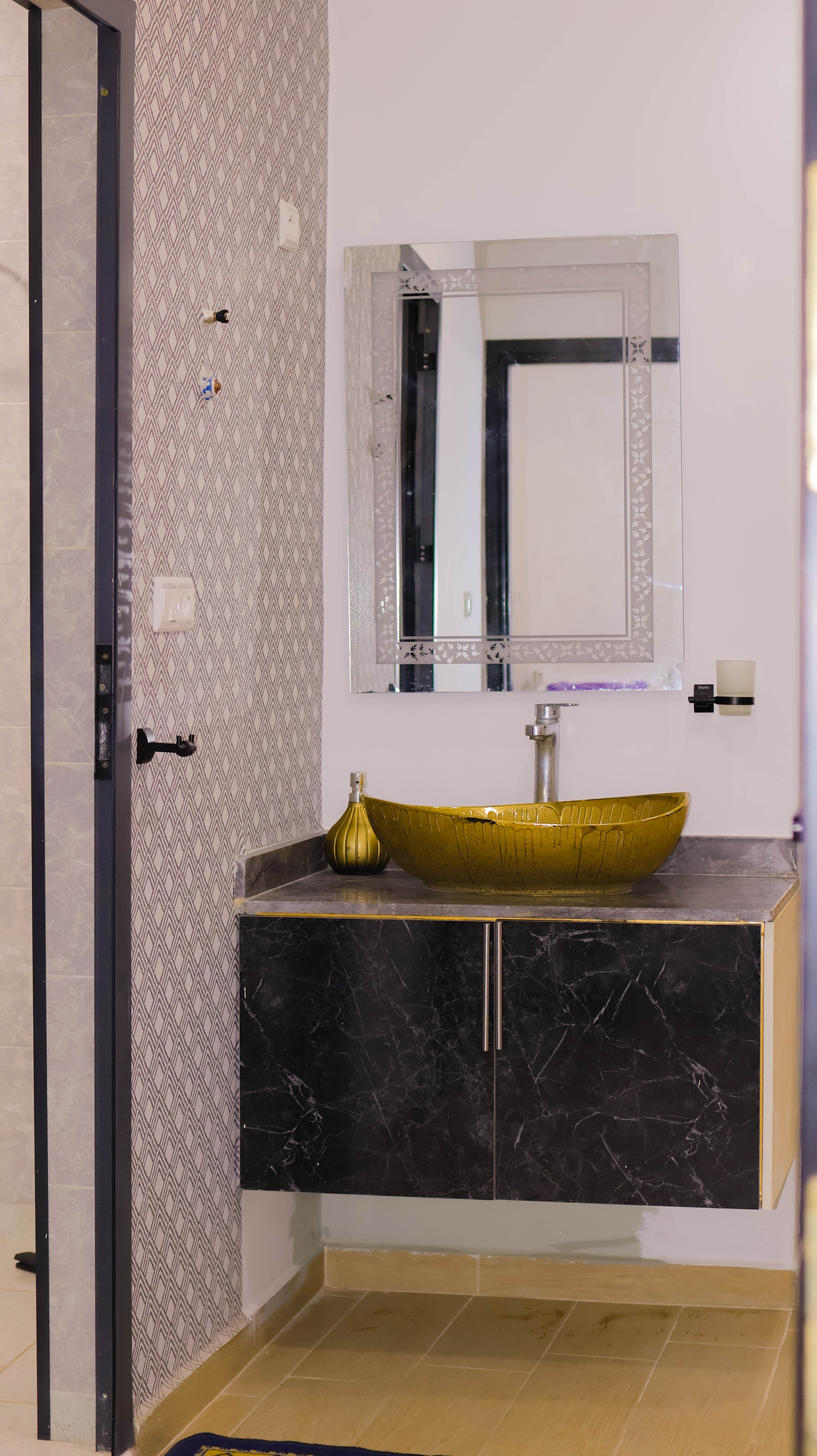 Appartement 4 — salle de bain avec vasque dorée