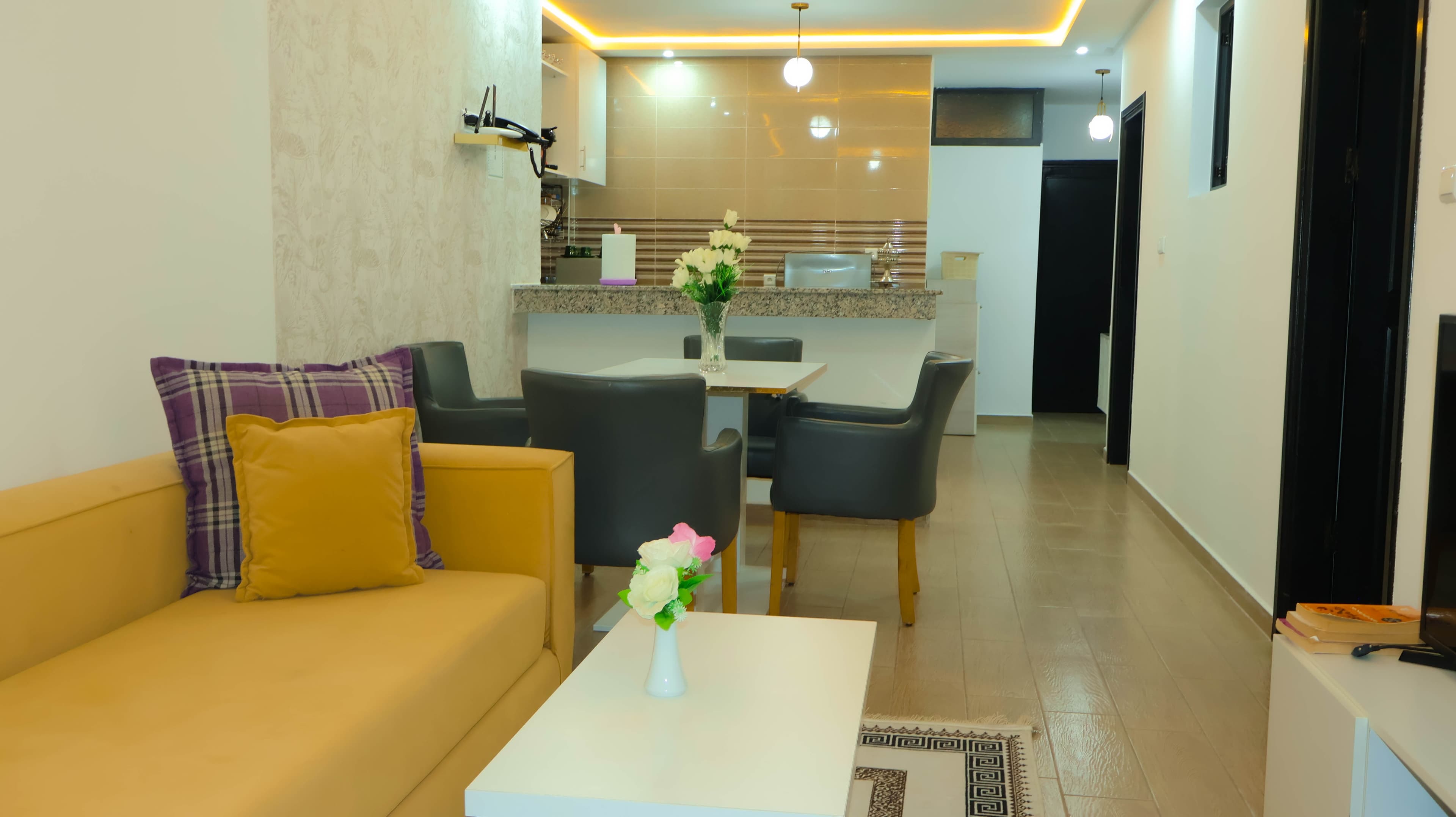 Appartement 4 — salon avec canapé et coin salle à manger