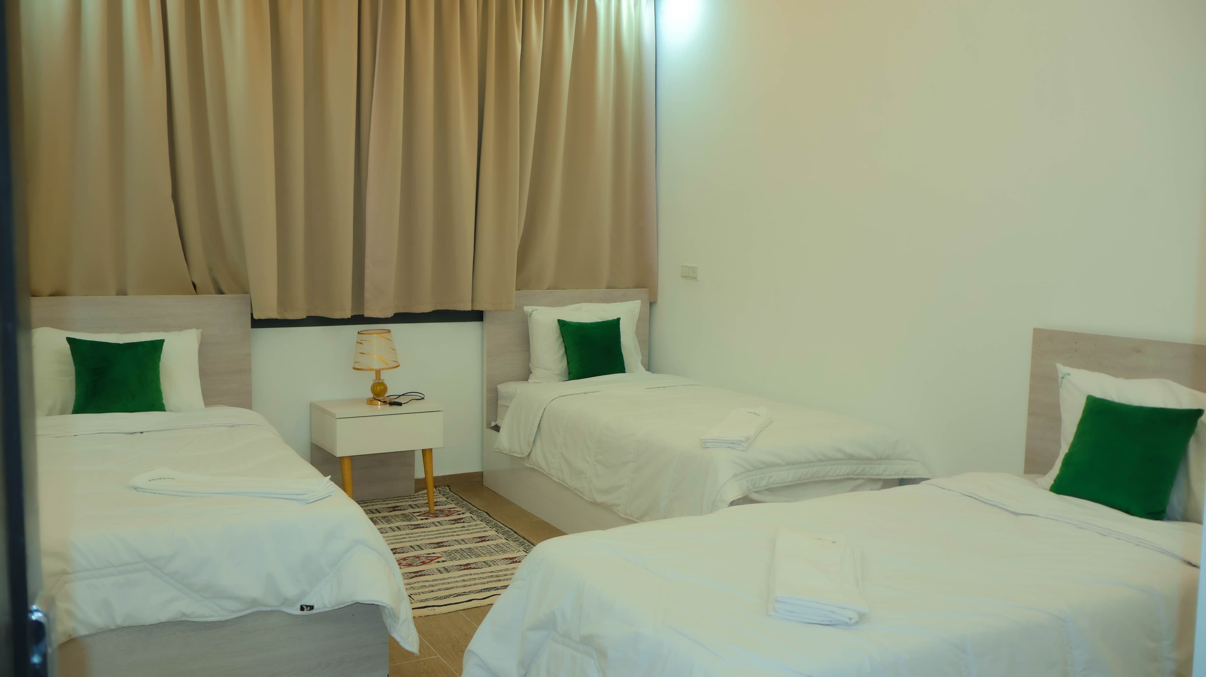 Appartement 5 — deuxième chambre avec trois lits séparés