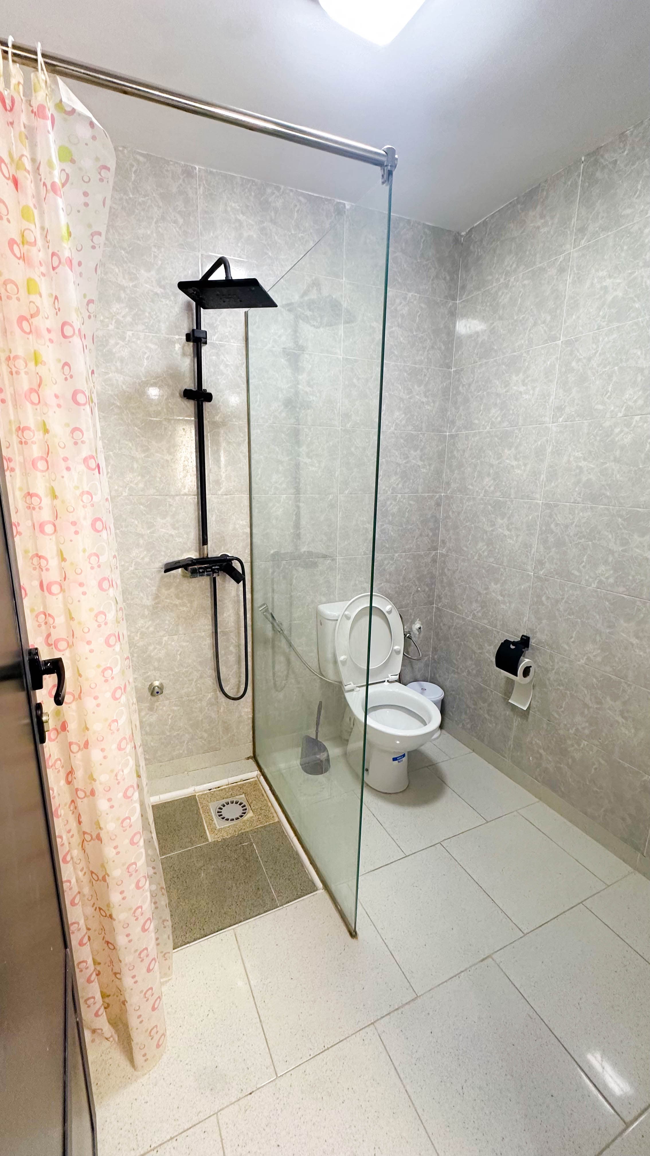 Appartement 5 — salle de bain avec douche