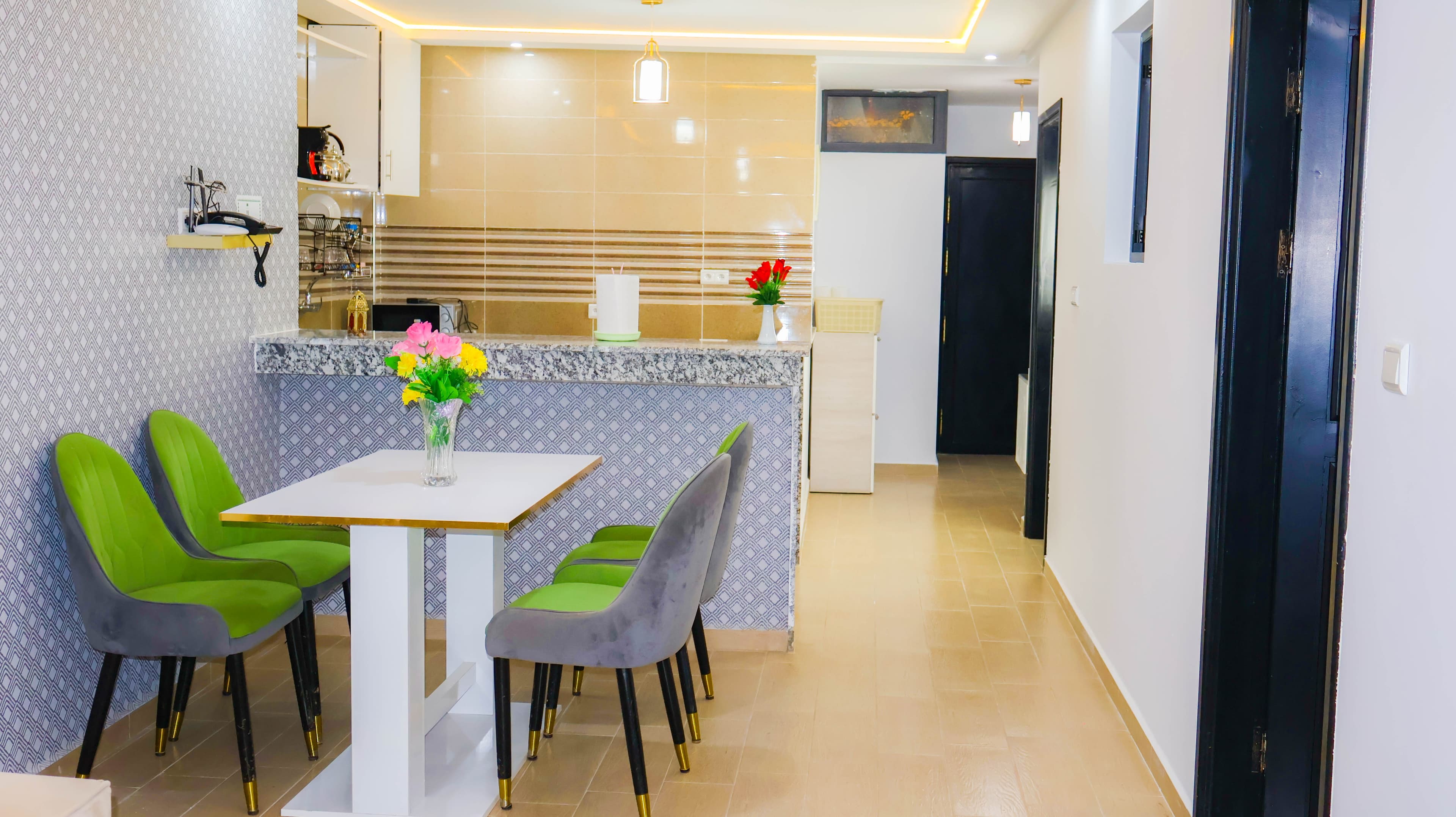 Appartement 6 — salle à manger avec table et chaises