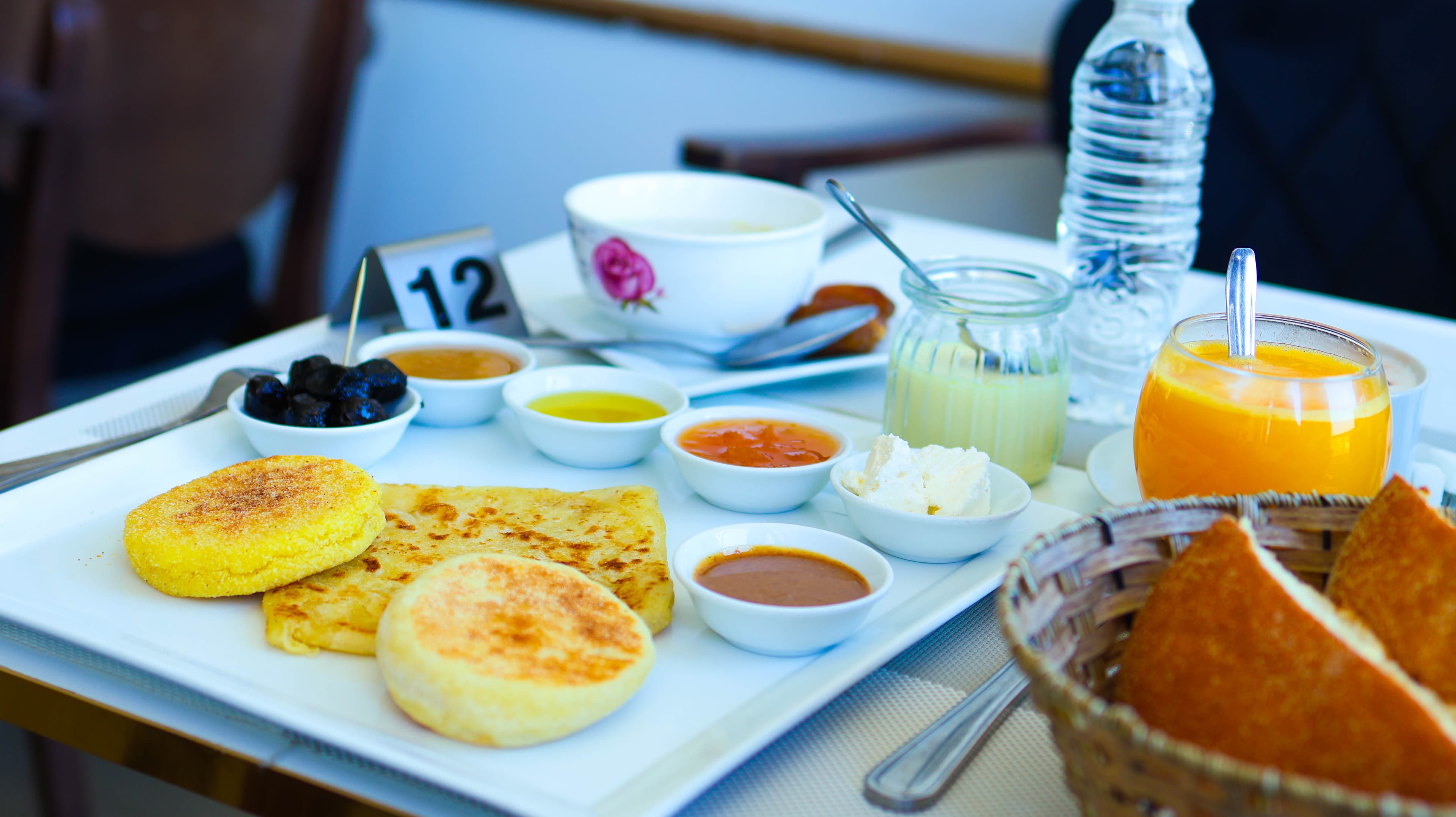 Petit-déjeuner servi au Café Palm d'Or Dakhla