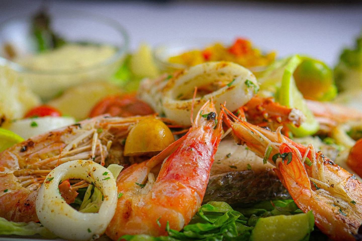 Fruits de mer frais — crevettes et calamars grillés au restaurant Palm d'Or Dakhla