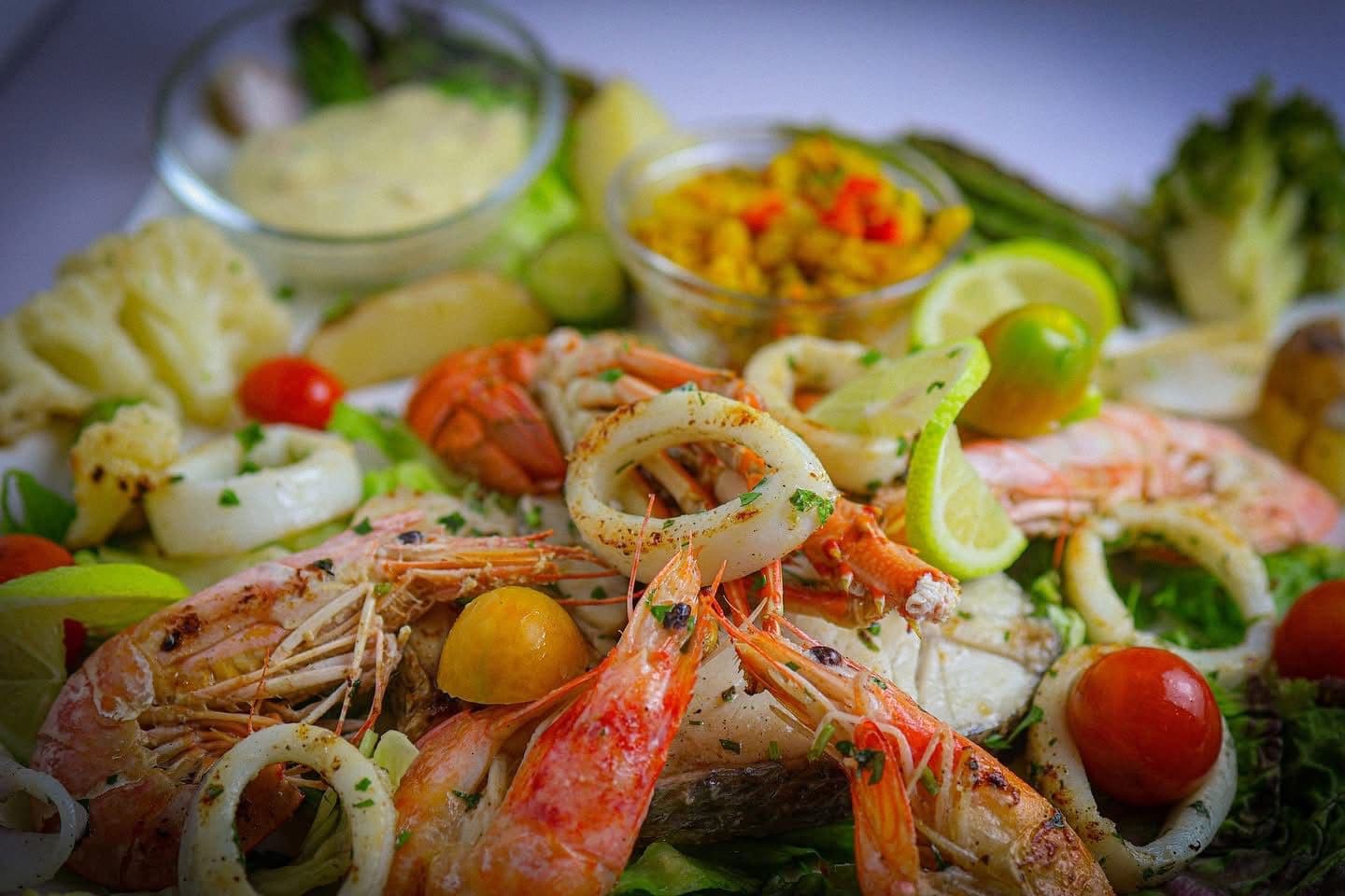 Plateau de fruits de mer au restaurant Palm d'Or Dakhla — crevettes et calamars